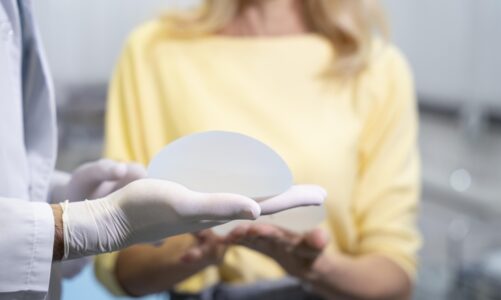 La Scelta del Chirurgo per la Mastoplastica Additiva: Fattori da Considerare
